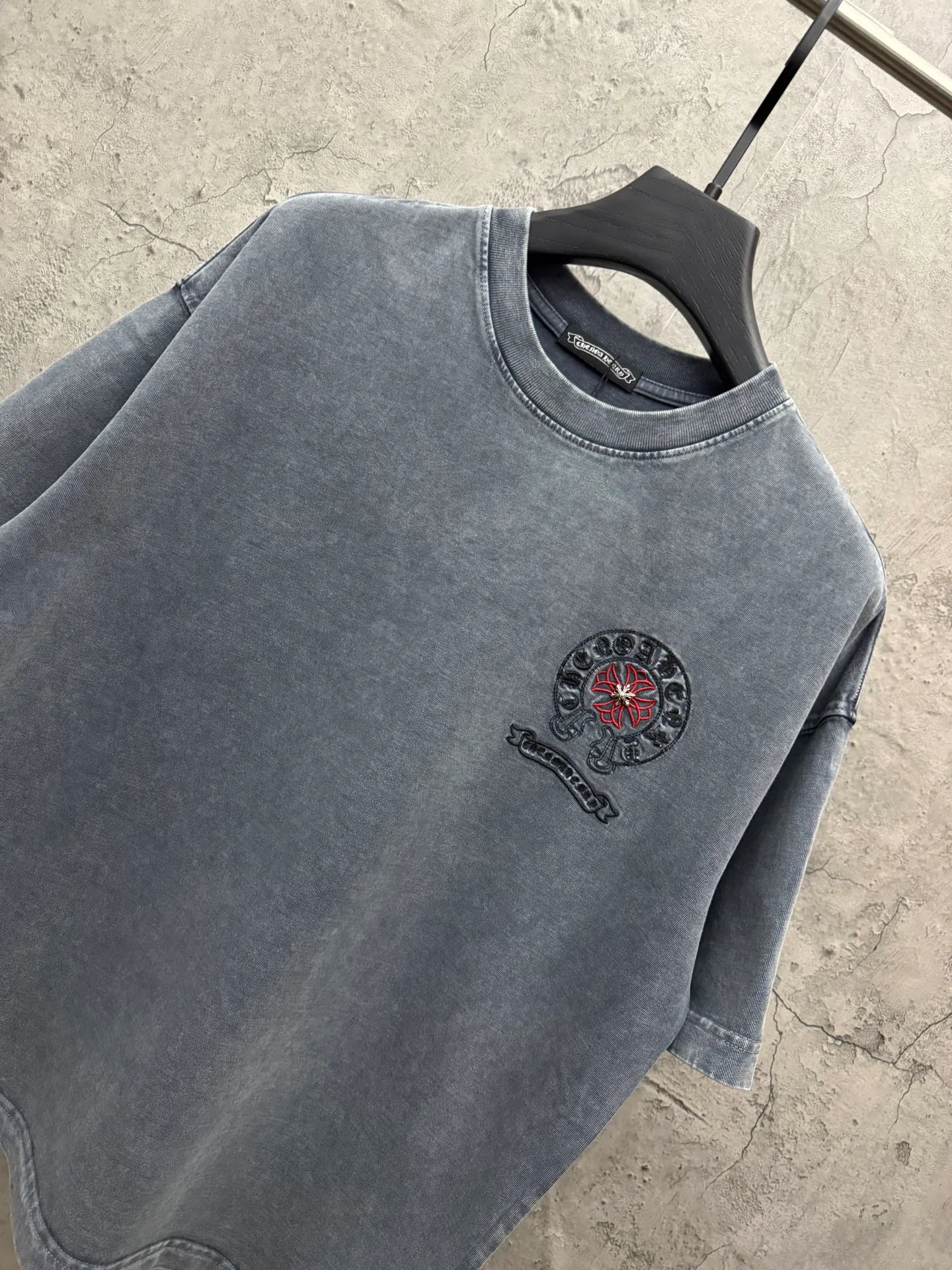 P230 top version, real shot without P, ​​different from market currency) 𝗖𝗵𝗿𝗼𝗺𝗲 𝗛𝗲𝗮𝗿𝘁𝘀/Cro Heart 2026 Spring New Original Single Counter American Washed 3D Three-dimensional Embroidered Couple Short Sleeves 👑The highest version! Customized fabric 320 grams, washed and fried. Best-selling model at the counter. Very comfortable to wear. Accessories: Original molded and authenticated collar label➕100% silk wash label. Genuine purchase-grade original hangtag➕matching hanging rope➕3D hanging beads➕original packaging bag. Craftsmanship: The original version has consistent wiring! The highest version of the armhole matching technique! Color: Gray Black Size: S M L XL Style No.: 6608